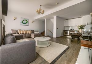 uma sala de estar com um sofá e uma mesa em Apartament lux Poiana Brasov B23 em Poiana Brasov