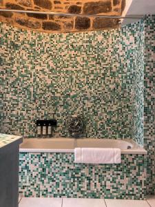 een badkamer met een bad en een handdoek erop bij Domaine Mielmont in Mazy