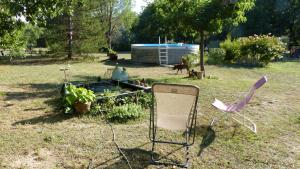 a group of chairs in a yard with a garden at LE CABANON in Crillon-le-Brave