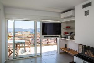 Kuchyňa alebo kuchynka v ubytovaní 5 Sterne Zeus City Apartment mit Meerblick
