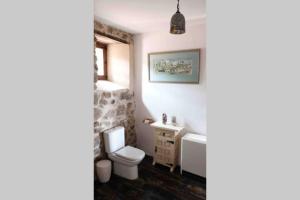 a bathroom with a toilet and a sink at El Escondite Inglés in Pantón