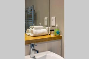 Koupelna v ubytování Titanic & City Views, Ultra Luxury City Parking + 30 fotografií