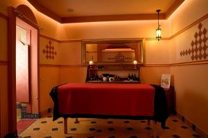 Łóżko lub łóżka w pokoju w obiekcie Papuga Park Hotel Wellness Marrakesz & SPA