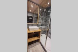Łóżko lub łóżka piętrowe w pokoju w obiekcie Val Thorens - SILVERALP - Duplex avec 3 chambres