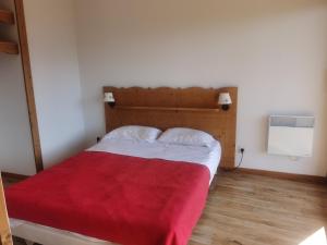 シャンルッスにあるCHAMROUSSE-SPORT&DETENTE appartement 6 couchages avec superbe vueのベッドルーム1室(赤い毛布付きのベッド1台付)
