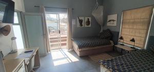 um quarto com uma cama e uma porta para uma varanda em Vondelhof Guesthouse em Windhoek