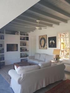 uma sala de estar com um sofá e uma televisão em Can Vicent Masia em Sant Josep de sa Talaia
