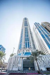 Gallery image of bnbmehomes - Designer 3B - Sea Views - Dubai Marina in Dubai