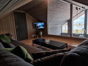 sala de estar con sofá y mesa de centro en Magic views and walking distance to best beaches en Leknes