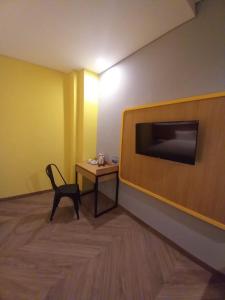 TV a/nebo společenská místnost v ubytování Nite & Day Semarang - Candi