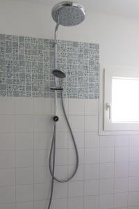 La salle de bains est pourvue d'une douche avec un pommeau de douche. dans l'établissement FONTANES, à Niort