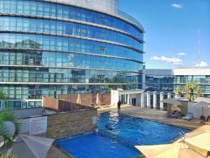 um grande edifício com uma piscina em frente a um edifício em The Boma Nairobi em Nairobi