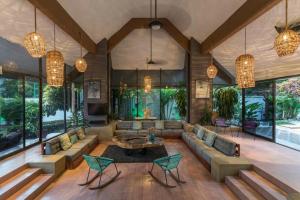 a living room with a couch and a table at Casa Sirena in Ixtapa