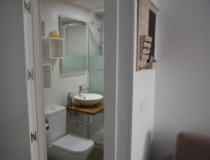 Kúpeľňa v ubytovaní Apartamento Moderno y acogedor Antú, cerca de la playa + 21 fotografií
