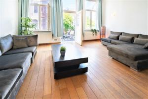 - un salon avec deux canapés et une table basse dans l'établissement Saint Pauls Apartments, à Anvers