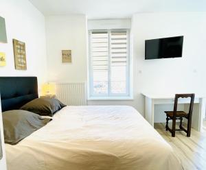 ヴィッテルにあるResidence Louis Quartier Gareの白いベッドルーム(ベッド1台、椅子付)