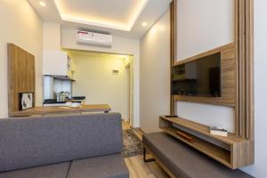 MENAR HOTEL&SUITES -Old City Sultanahmet的电视和/或娱乐中心