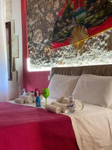 1 dormitorio con 1 cama con toallas en B&B L'Infiorescenza new en Siracusa