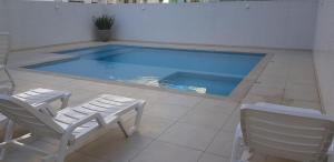 Het zwembad bij of vlak bij Em Capao da Canoa - Luxo e conforto com praia , sol e mar em Capão.