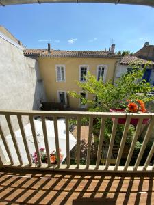 Le Logis GOUT - L'Oustal tesisinde bir balkon veya teras