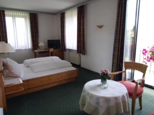 Postel nebo postele na pokoji v ubytování Hotel Landgasthof Hacker