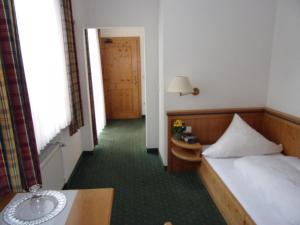 Postel nebo postele na pokoji v ubytování Hotel Landgasthof Hacker