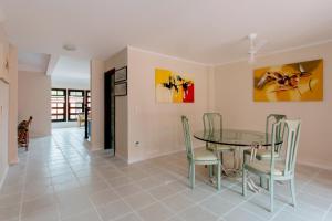 a dining room with a table and chairs at CASAPERNAMBUCO 100mts da praia in Guarujá