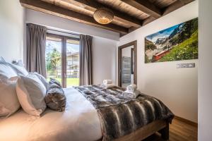 A bed or beds in a room at Chalet Jatoba Chamonix - by EMERALD STAY
