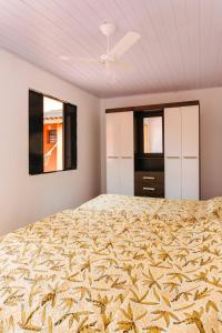 a bedroom with a bed and a ceiling at CASAPERNAMBUCO 100mts da praia in Guarujá
