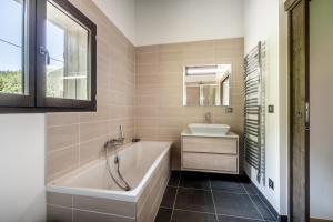 Kylpyhuone majoituspaikassa Chalet Jatoba Chamonix - by EMERALD STAY