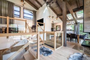 sala de estar con escalera y comedor en Chalet Jatoba Chamonix - by EMERALD STAY, en Chamonix-Mont-Blanc