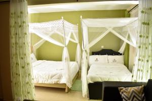 Tempat tidur dalam kamar di The Nest Resort