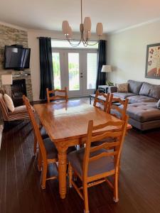 sala de estar con mesa de madera y sillas en Condo Le Champlain-102, en Bromont