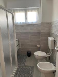 y baño con aseo, lavabo y ducha. en Il fuso di Maria, en Borghetto di Vara