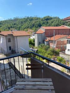 balkon z ławką i widokiem na miasto w obiekcie Il fuso di Maria w mieście Borghetto di Vara +36 zdjęć