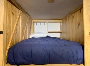 Una cama o camas en una habitación de Hostal La Isla