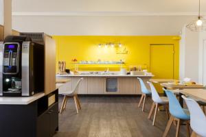 Kuchyň nebo kuchyňský kout v ubytování Comfort Hotel Amiens Nord