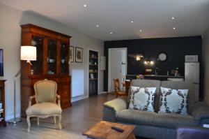 ein Wohnzimmer mit zwei Sofas und einem Tisch in der Unterkunft Cottage Marie-Henriette in Spa