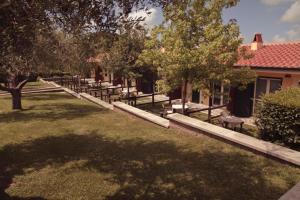 un groupe de tables de pique-nique dans une cour dans l'établissement La Vista Agriturismo Boutique, à Ariccia