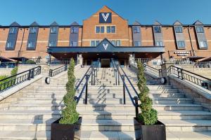 ベリーにあるVillage Hotel Manchester Buryの建物の前に階段がある建物
