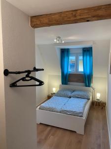 Una cama o camas en una habitación de FeWo Weisweil