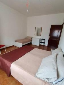 1 dormitorio con 1 cama grande y 1 silla en White beach Le Castella en Le Castella