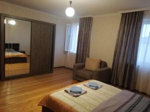 Habitación de hotel con cama y espejo en Home in Udabno, en Udabno