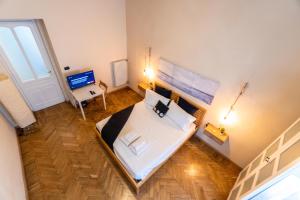 A bed or beds in a room at 200 METRI da Torino Porta Susa Piano Ri-alzato WIFI