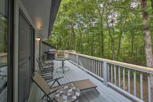 Foto da galeria de Hot Springs House with Spacious Deck and Grill! em Hot Springs Village