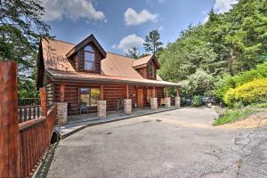 Afbeelding uit fotogalerij van Pigeon Forge Getaway with Covered Patio and Hot Tub! in Pigeon Forge