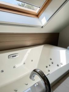 a bathroom with a sink and a skylight at Luppolo vakantiehuis Westhoek in Alveringem