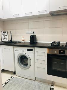 uma cozinha com uma máquina de lavar roupa e um fogão em APARTAMENT PARK em Braila