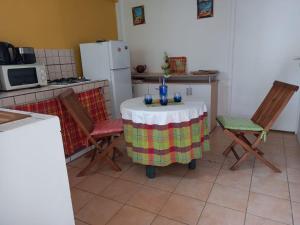 Kuchyň nebo kuchyňský kout v ubytování Charmant appart T1, cosy, climatisé - à 5 mn des belles plages de Ste Anne