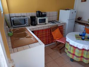 Kuchyň nebo kuchyňský kout v ubytování Petit appartement cosy près des plages